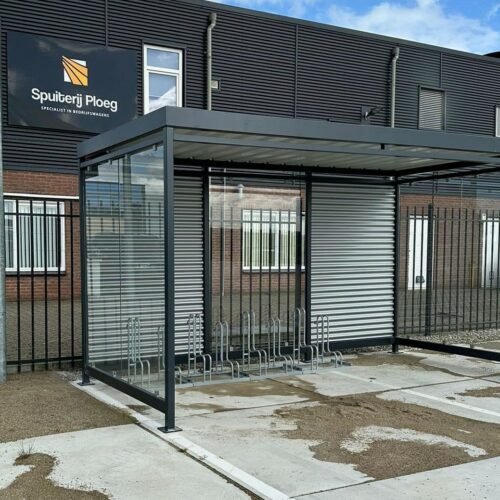 Fietsoverkapping Manheim - Modern en Maatwerk 60 Fietsoverkapping bij een bedrijfspand.